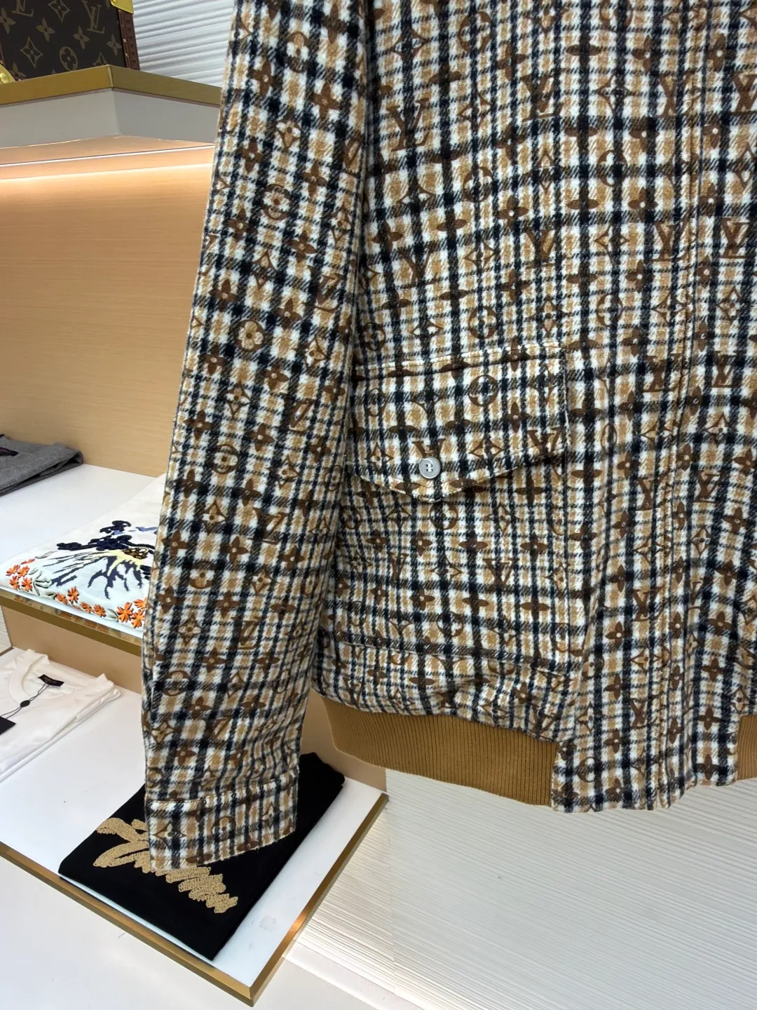 LOUIS VUITTON houndstooth presbyopic jacket ●Original version: Purchased and developed at 28599 ●Item number: 1681208-C45 ●Material: houndstooth fabric ●Technology: patch production ●Color: brown ●Version: Fitted version ●Weight: about 1050 grams ●Size: S-M-L-XL ●Description: Taking inspiration from the Dandy tailoring admired by British dog-walking gentlemen, with a full-frame Monogram The pattern revisits the Prince of Wales check. Beaded 1V patches and 1V Dog badges sit on the chest and back for an eclectic mix of preppy and edgy style. The overall routing is straight and delicate, the fabric is comfortable and soft, the color is consistent and there is no color difference, it can be matched with the same style to create a fashionable look, and can be used in various occasions, customized accessories, complete with three standards, the same style for men and women!